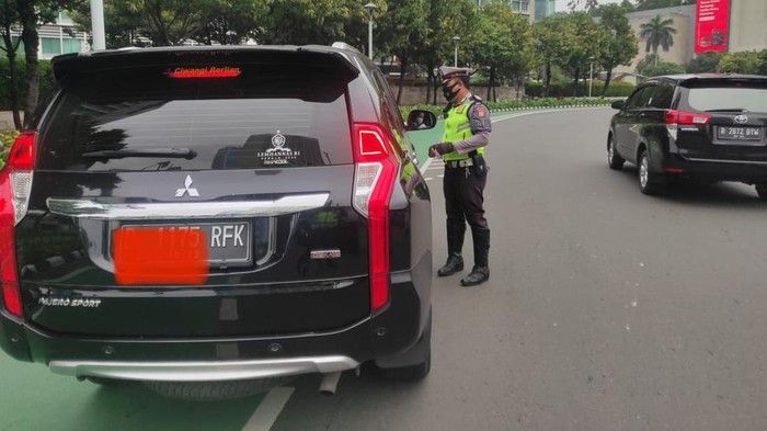 Pakai Plat RF dan Strobo Bukan Mobil Sakti! Polisi: Kalau Arogan Jangan Kasih Jalan! 02