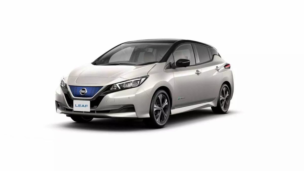 Nissan Leaf White Pearl with Black Roof