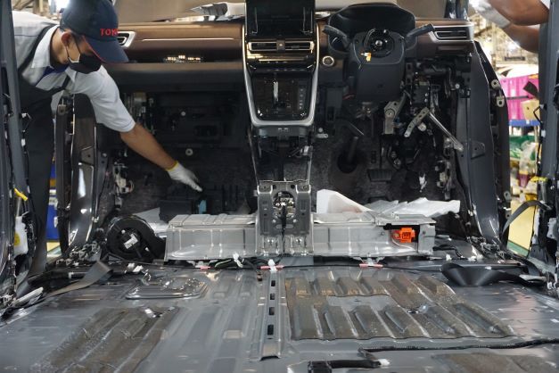 Ilustrasi proses perakitan mobil hybrid Toyota Kijang Innova Zenix