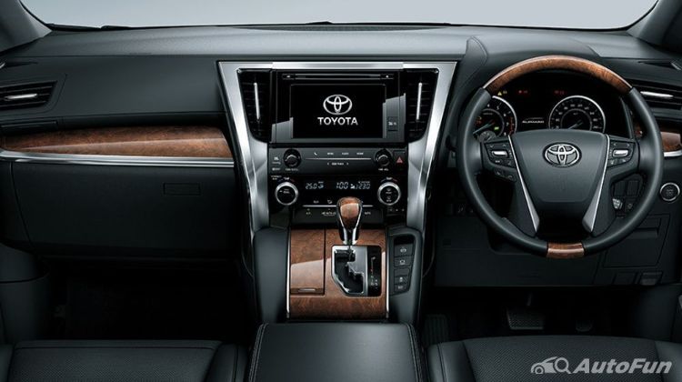 Nyaman di Kabin, Ini Beda Berkendara Toyota Alphard dan Meredes-Benz Vito