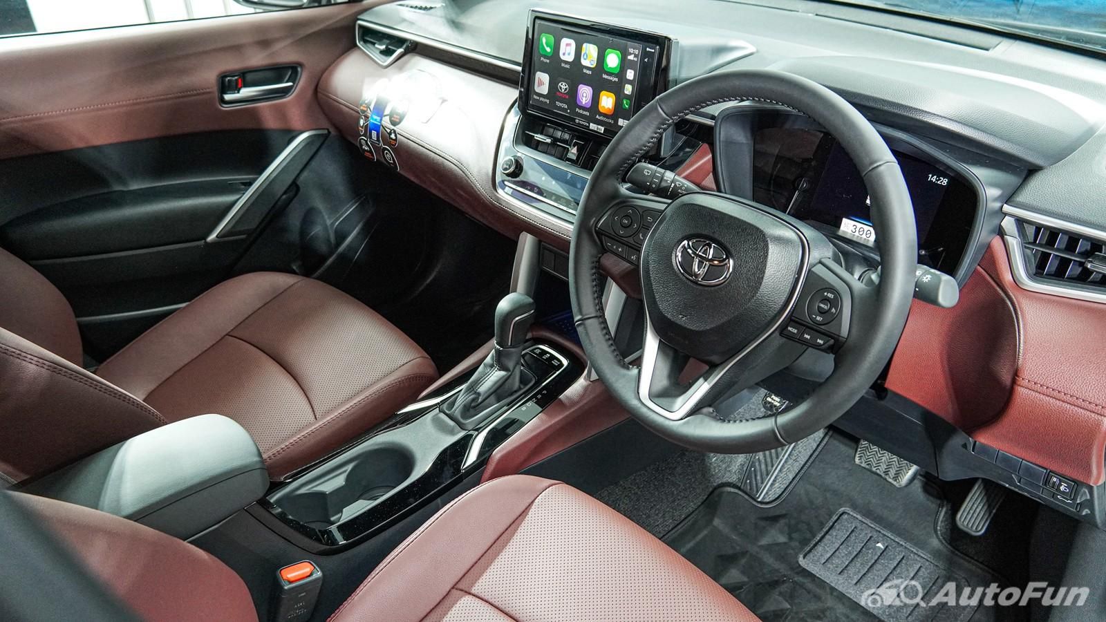 Toyota Corolla Cross Hybrid Interior 004