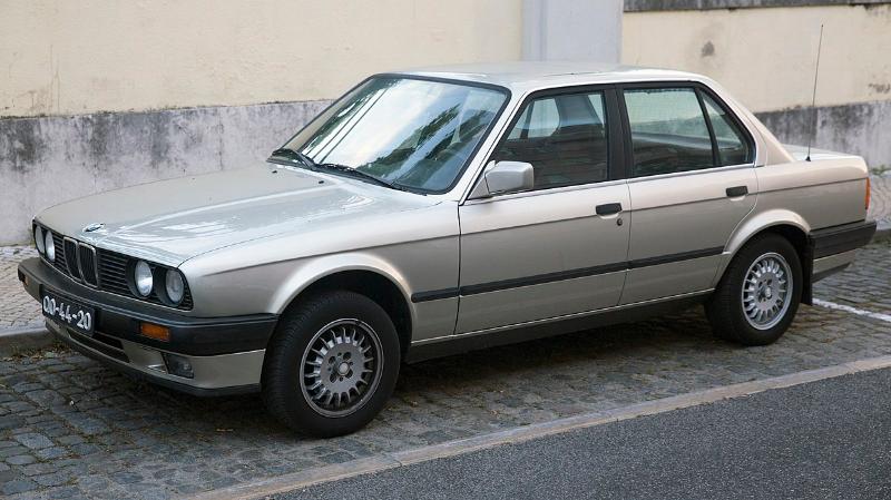 BMW E30 4 pintu