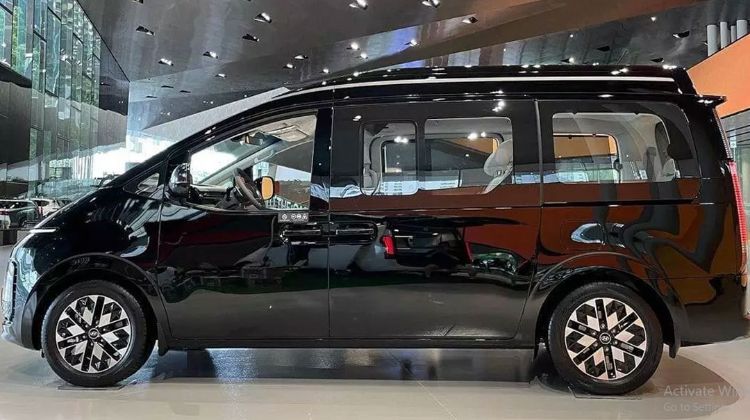 Intip Hyundai Staria Varian Termewah, Pakai Atap Berbintang Gak Kalah dari Lexus LM