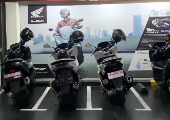 Dulu Suzuki Shogun, Sekarang Giliran Honda PCX Yang Punya Parkiran Khusus di Mall 02