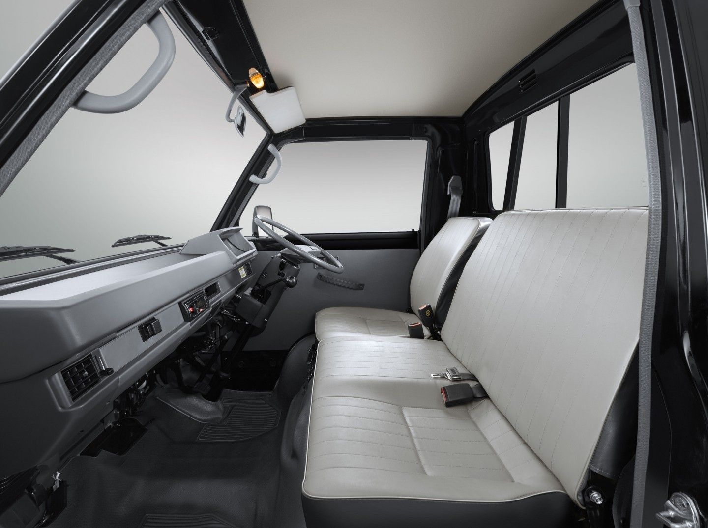 Mitsubishi L300 Cab Chasiss 2022 Interior 001