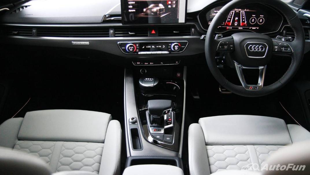 2021 Audi RS 4 Avant Interior 001