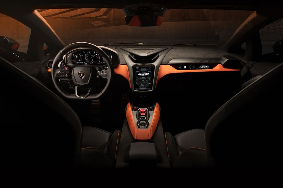 Lamborghini Revuelto mengklaim ada sejumlah fitur keselamatan yang dibenamkan, termasuk Advanced Driver Assistance System (ADAS)