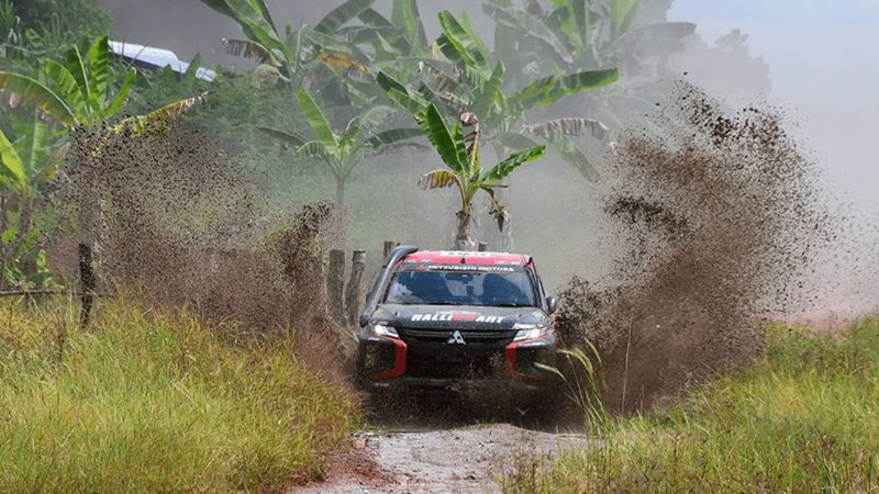 Ajang balapan Asia Cross Country Rally (AXCR) 2022 yang menempuh jarak sejauh 1.700 kilometer dan melintasi dua negara Thailand serta Kamboja, jadi bukti Mitsubishi Triton bukan mobil biasa. 