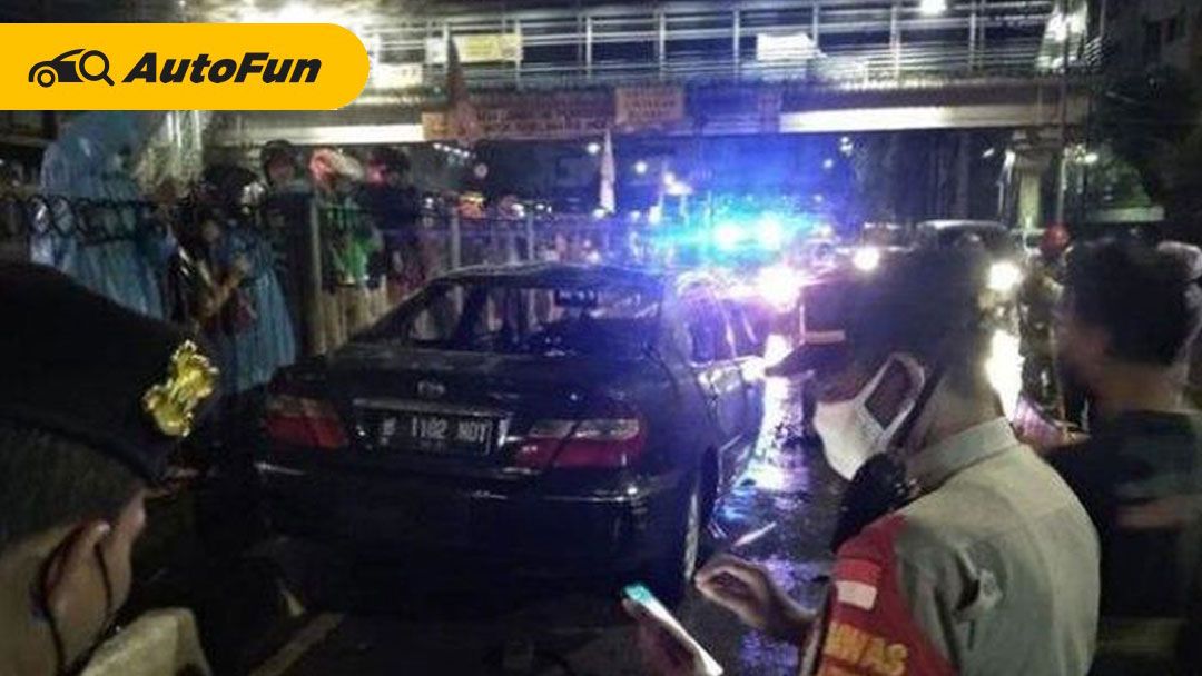 Cek Fakta Kecelakaan Maut Toyota Camry di Pasar Senen, Tabrak Separator Busway Kenapa Bisa Langsung Terbakar? 01