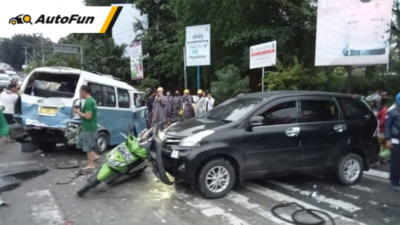 kecelakaan di persimpangan jalan