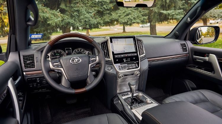 Mari Bandingkan Ruang dan Kepraktisan Toyota Land Cruiser dengan Pesaingnya Ini