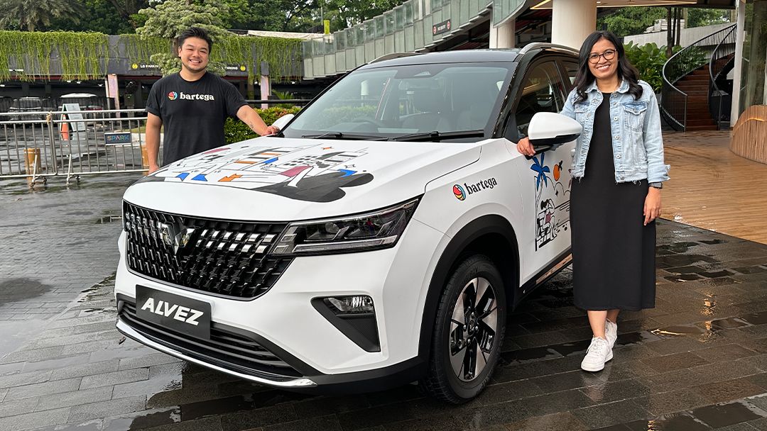 Brand and Marketing Director Wuling Motors Dian Asmahani dan Co-founder Bartega, Benson Putra berpose di dekat Wuling Alvez