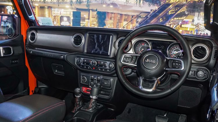 Jeep Wrangler JL dan Land Rover Discovery Sport, Mana yang Punya Interior Terbaik?