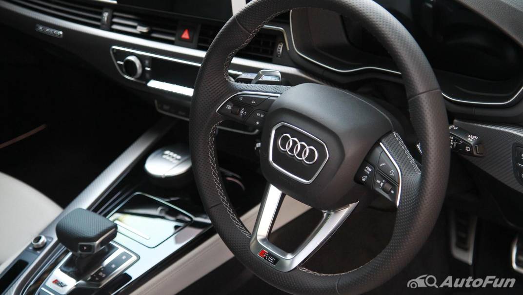 2021 Audi RS 4 Avant Interior 002
