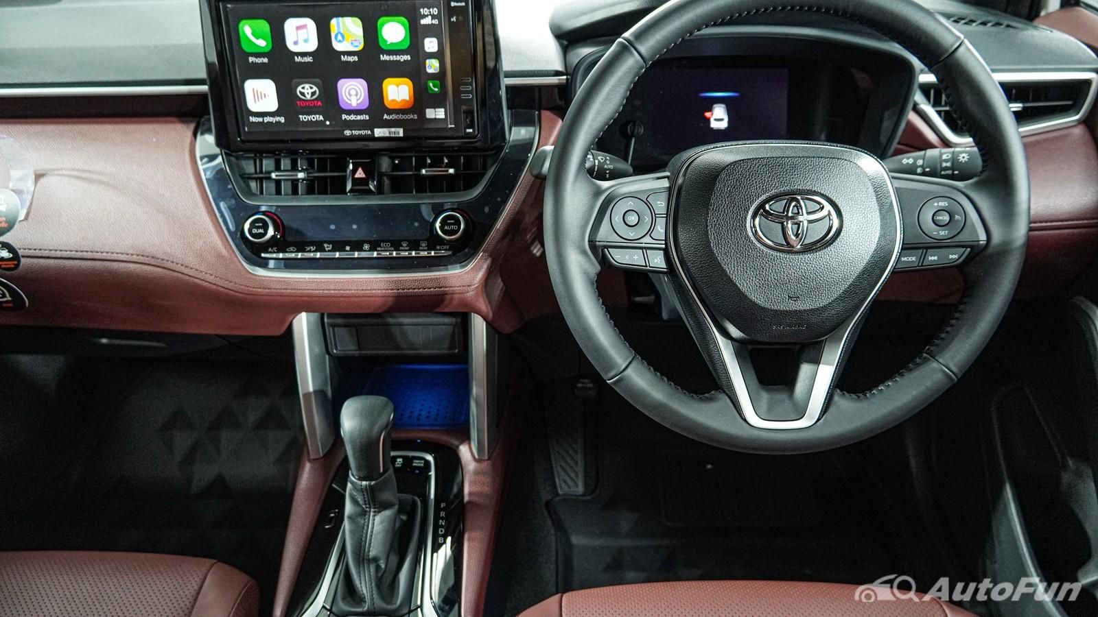 Toyota Corolla Cross Hybrid Interior 005