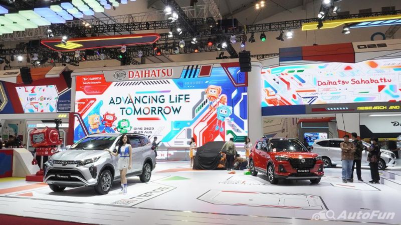 booth Daihatsu di ajang pameran otomotif di Indonesia 